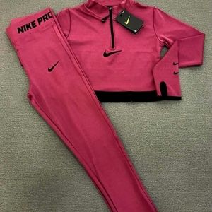 Ladies Nike Athletic Set sz Medium color is maroon